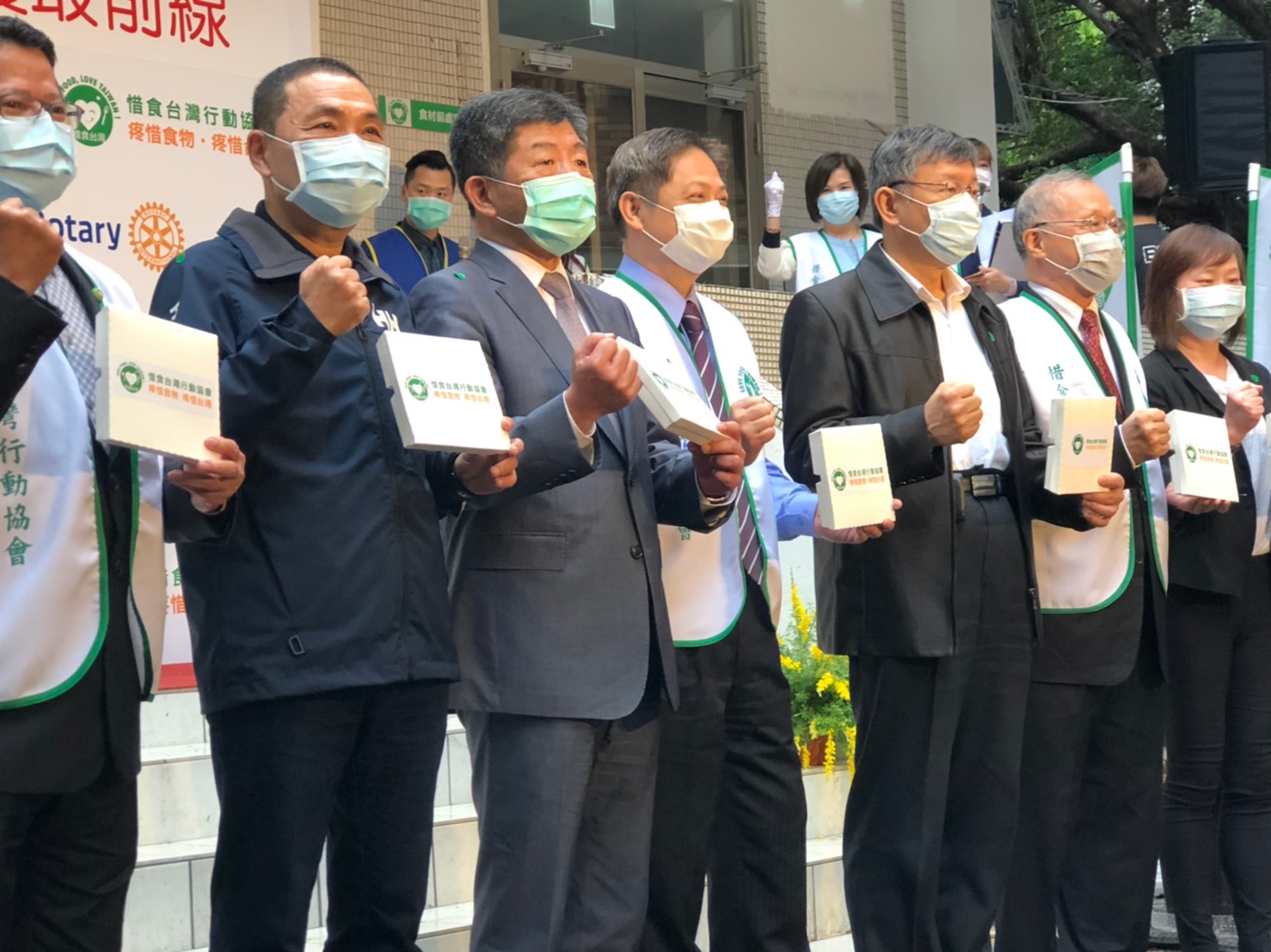 主辦的惜食台灣行動協會理事長簡承盈同時也邀請到陳時中部長及台北市長柯文哲一同響應雙北合作惜食關懷送餐計畫,為了照顧弱勢民眾與現今防疫期間辛苦的前線醫護人員,促成了這場雙北市長與阿中部長同框的難得畫面。