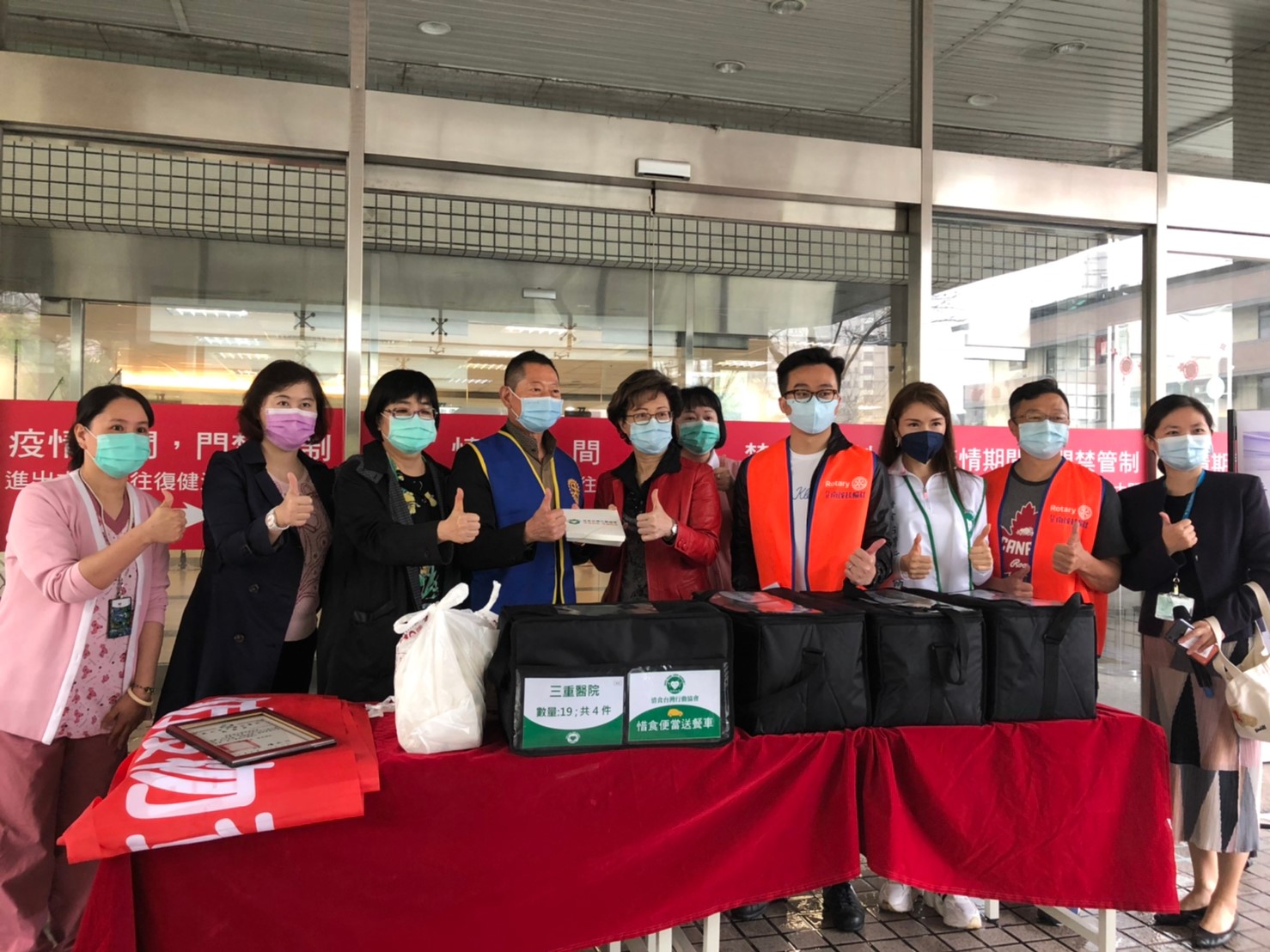 惜食台灣行動協會防疫應援不缺席,即日起提供雙北市7間醫療院所,其中包括新北市立聯合醫院三重院區、新北市立聯合醫院板橋院區、衛生福利部臺北醫院及衛生福利部雙和醫院,每日提供新北市醫護人員150個惜食便當,為期至少1個月,感謝醫護助防疫,守護市民健康!