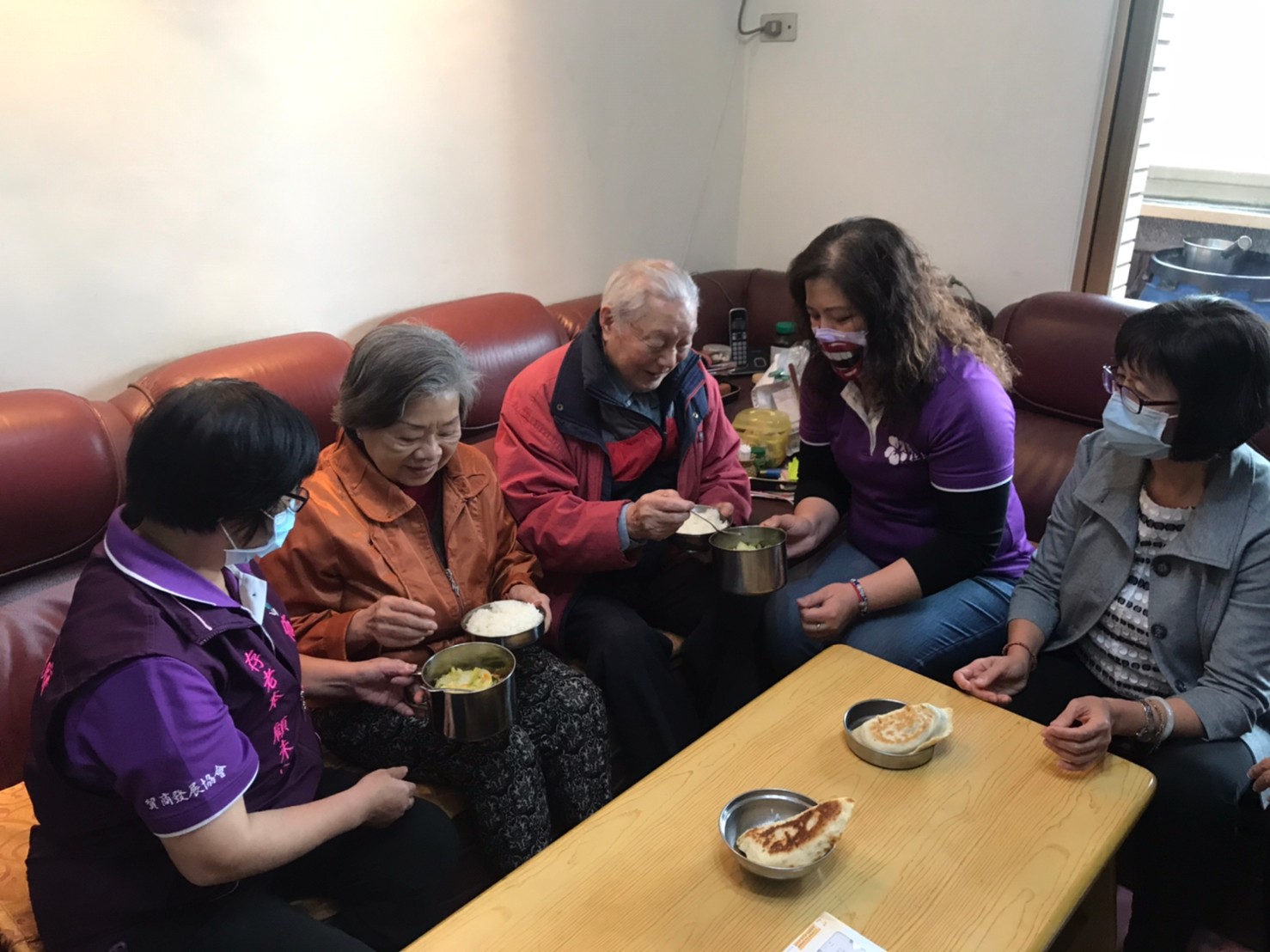 因應疫情緣故,惜食廚房改變共餐型態,將餐食送到長輩家中