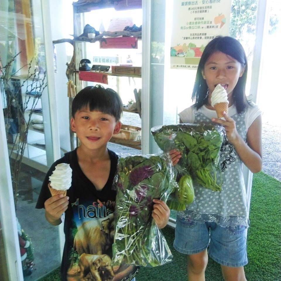 顧客品嘗店內製作冰淇淋