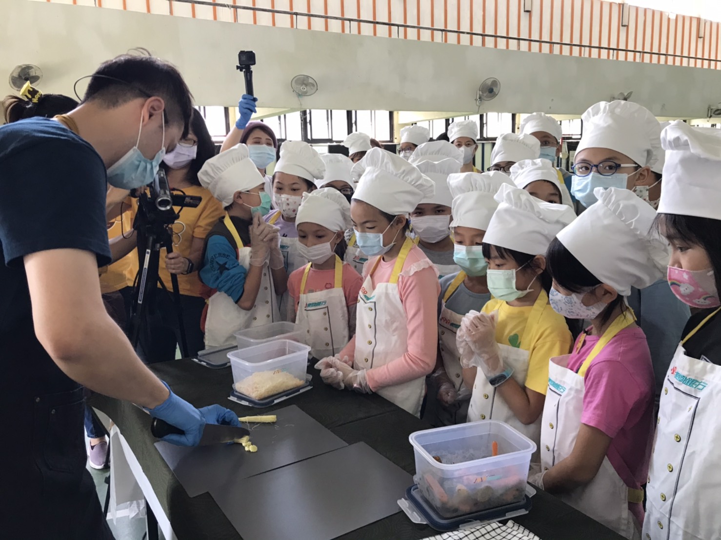 本次活動特別邀請義大利學成歸國的主廚及其團隊到場教導並協助孩子進行料理體驗