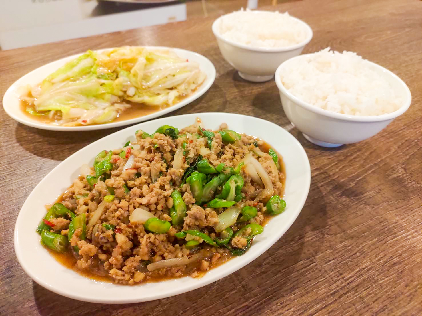 粩泰泰-泰式料理「泰式打拋豬肉」便以長豆為主要食材,將富含營養的豆類食材巧妙地運用於菜肴中