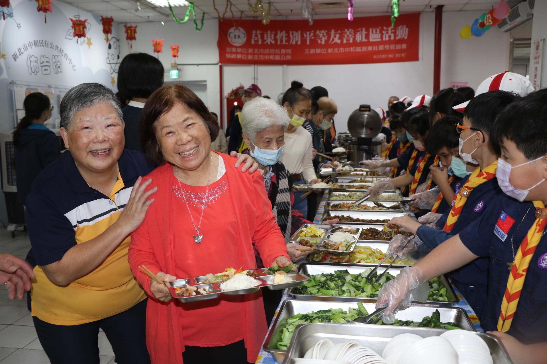 中和莒東長輩開心的打菜 準備共餐 左為協會總幹事黃淑玲