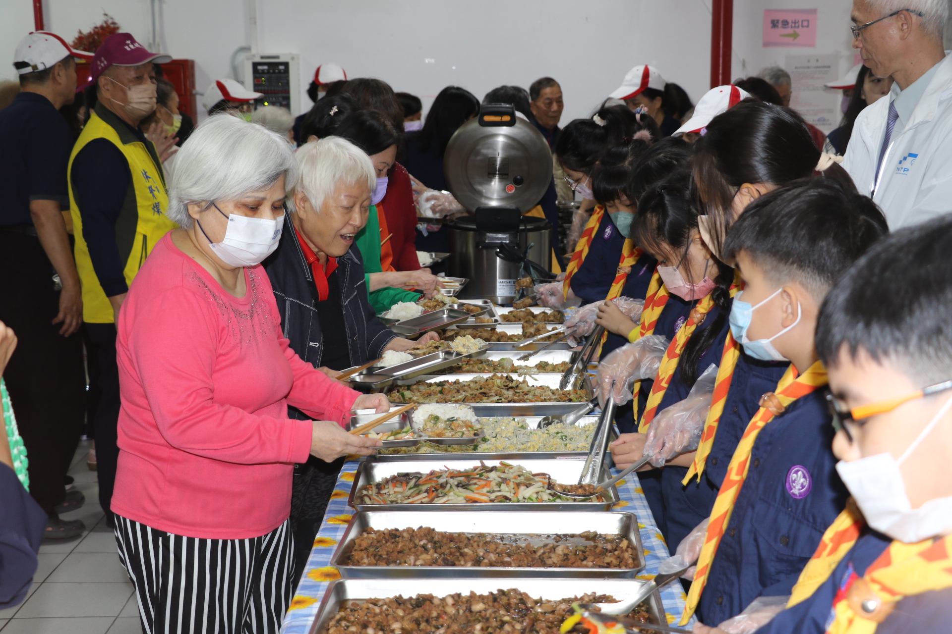 老人惜食共餐配經典音樂 雙主廚陳佳瑋和張騰峰到莒東社區義煮料理