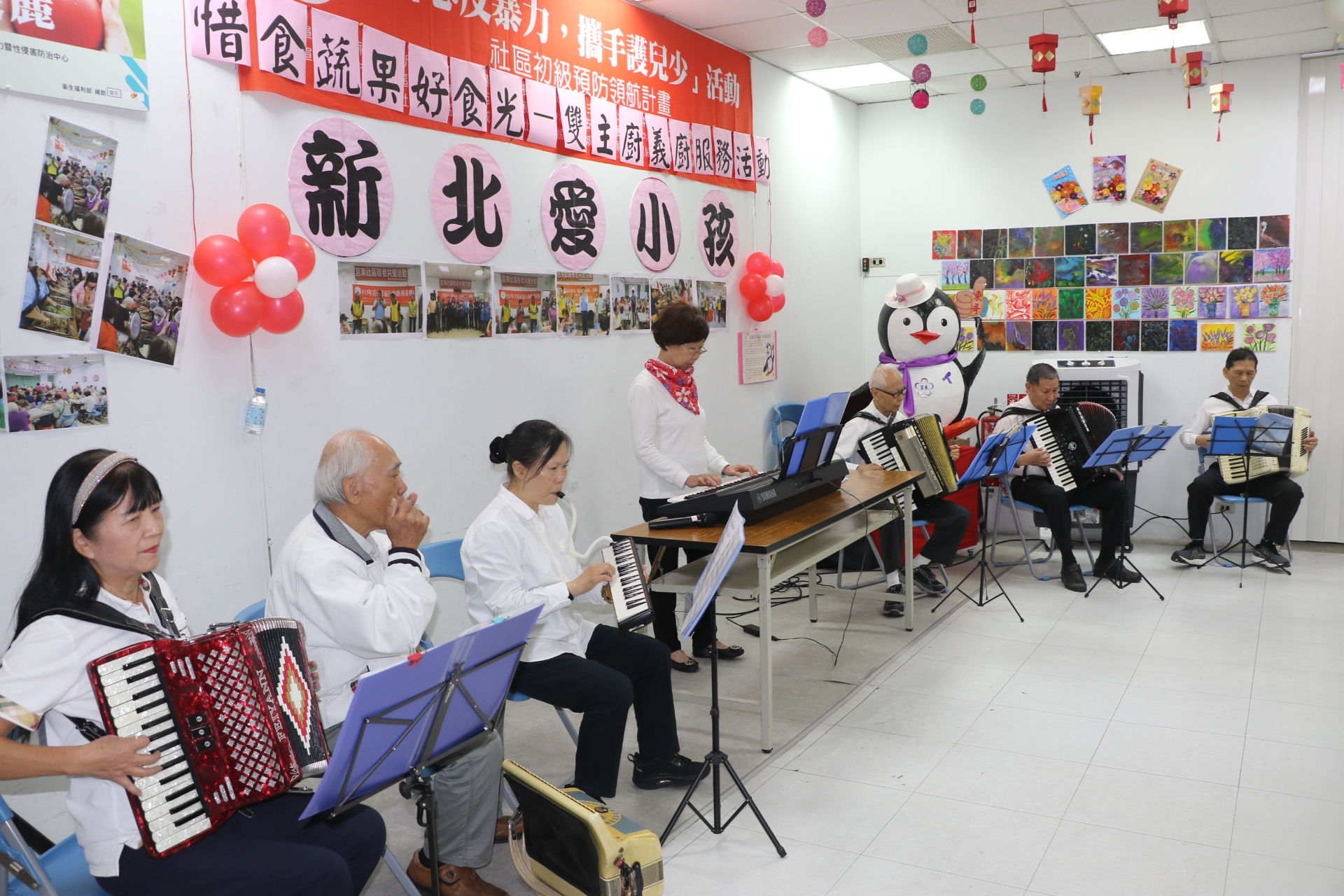 琴韻愛心樂團手風琴在現場演奏經典老歌名曲