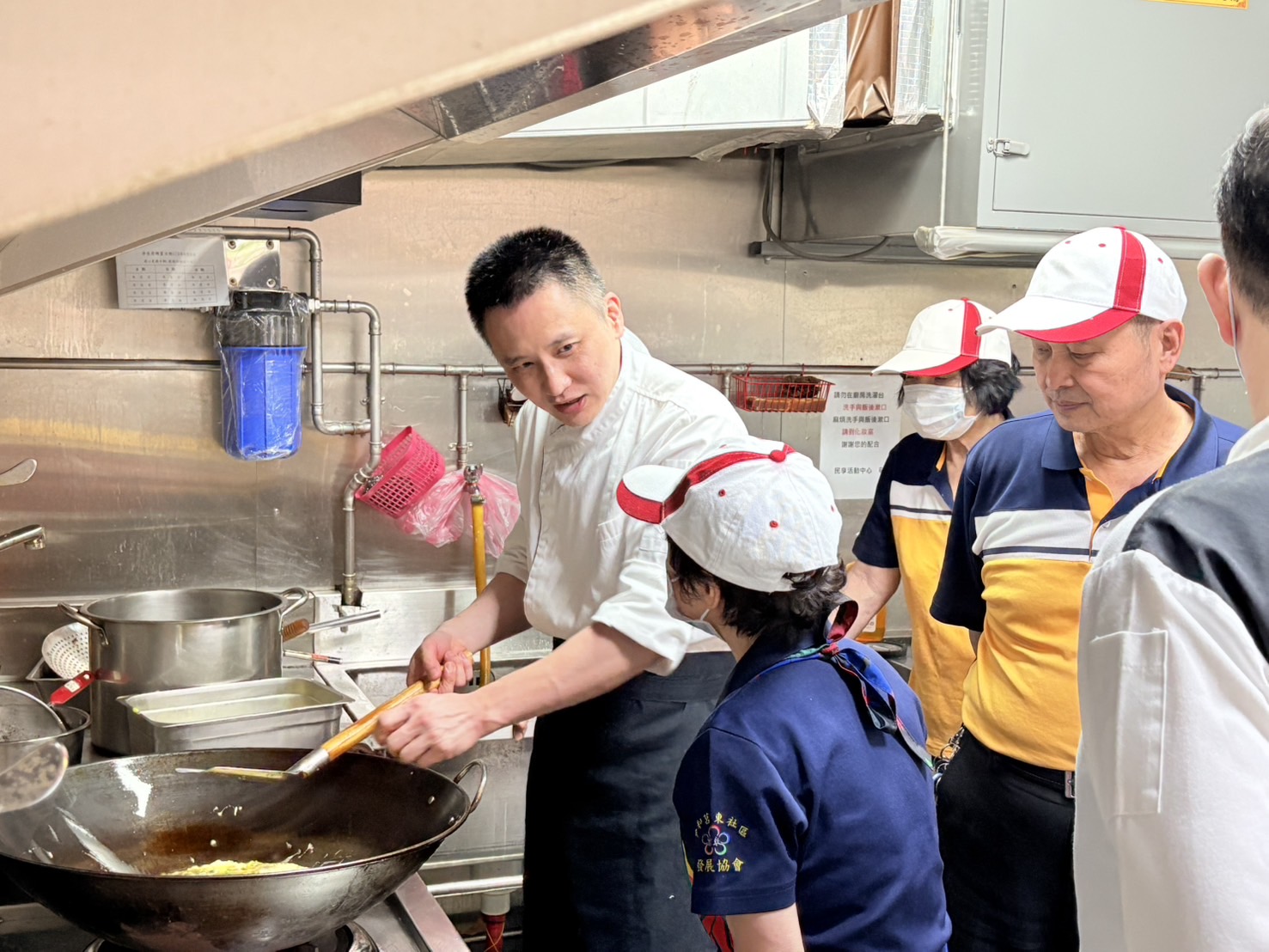 名廚陳佳瑋邊備餐邊教導志工