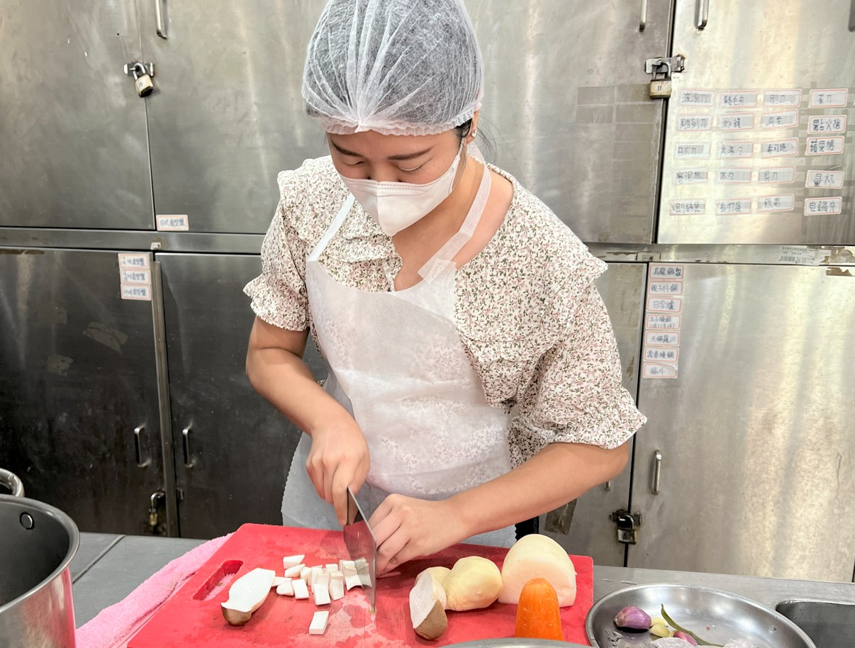 學員聽過木木主廚講解後,進行料理實作。