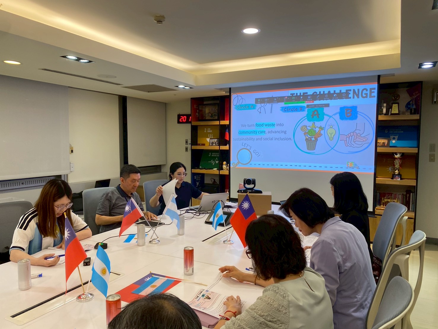 新北市透過跨局處平台及民間單位的私公協力,將可能遭丟棄的格外品,轉化為社區共餐的營養佳餚,支持弱勢家庭、長者及兒少。