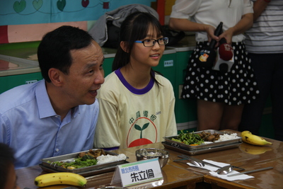 市長與同學共同享用午餐