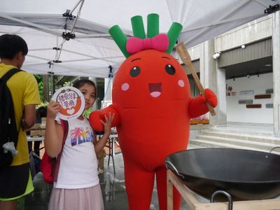 紅蘿蔔吉祥物與民眾合照