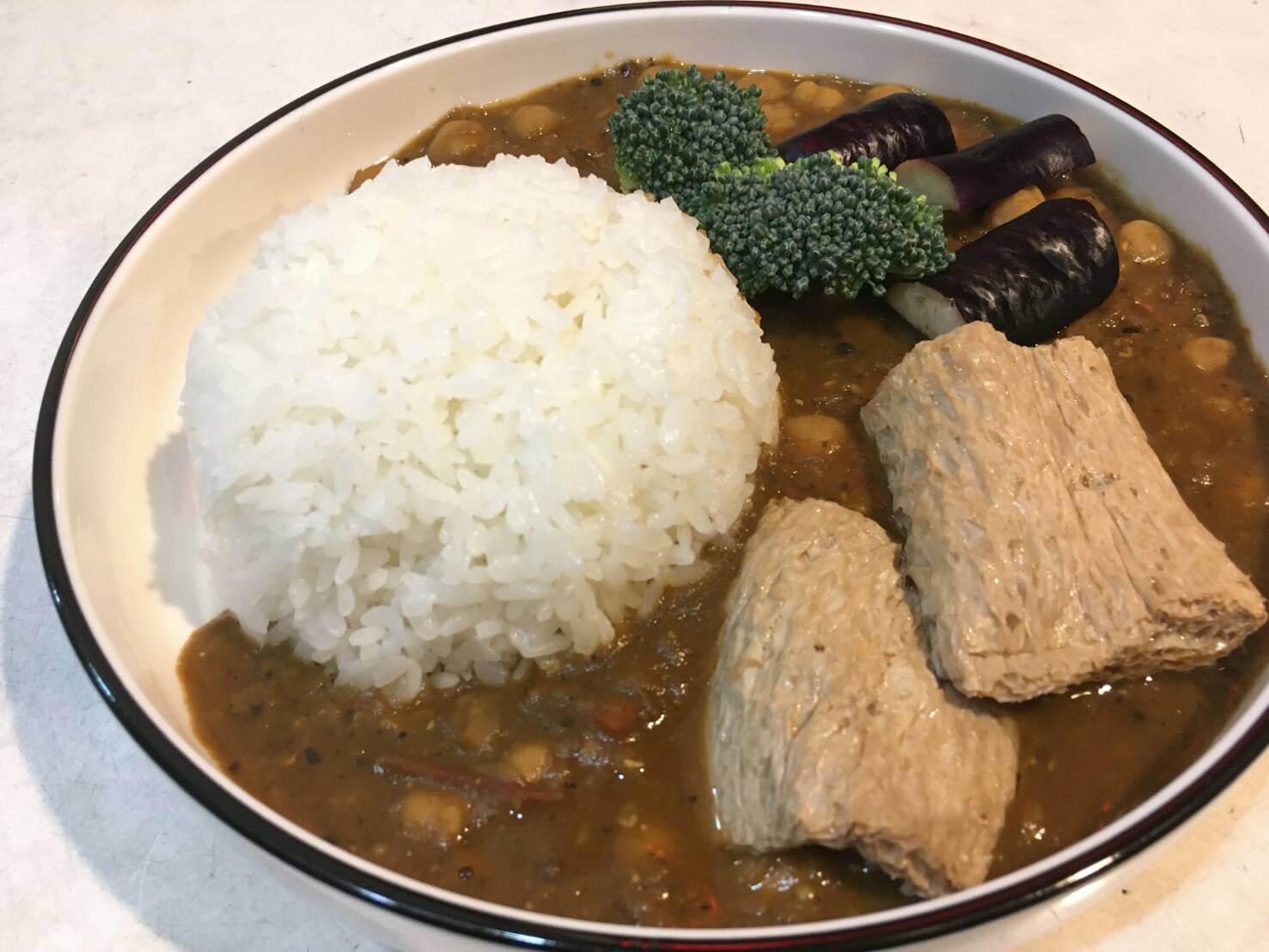 小植茁植物料理推出的鷹嘴豆咖哩蓋飯