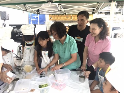 社會局與新生活促進會及中華基督教救助協會一同於三芝區為弱勢課輔班孩子辦理食育活動。