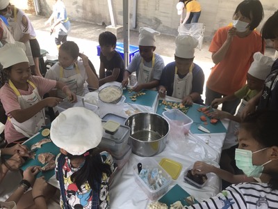 小組內的孩子一起協力分工，製作日式炊飯及茶碗蒸等電鍋料理。