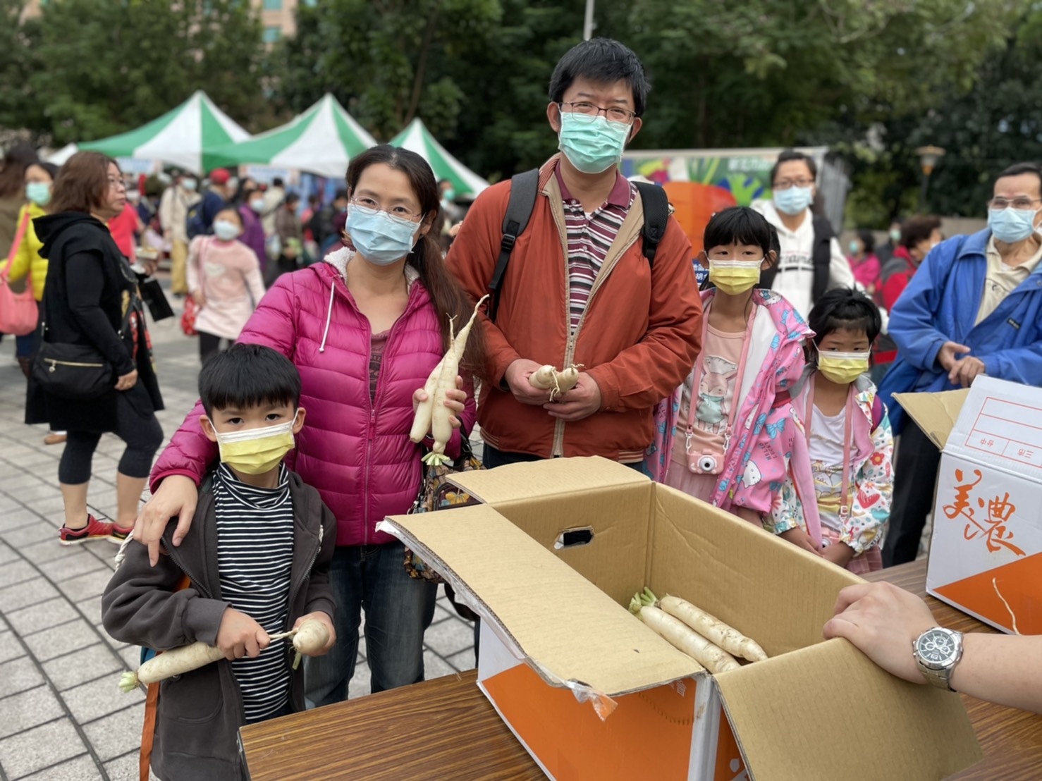 市民現場領取免費格外品白玉蘿蔔