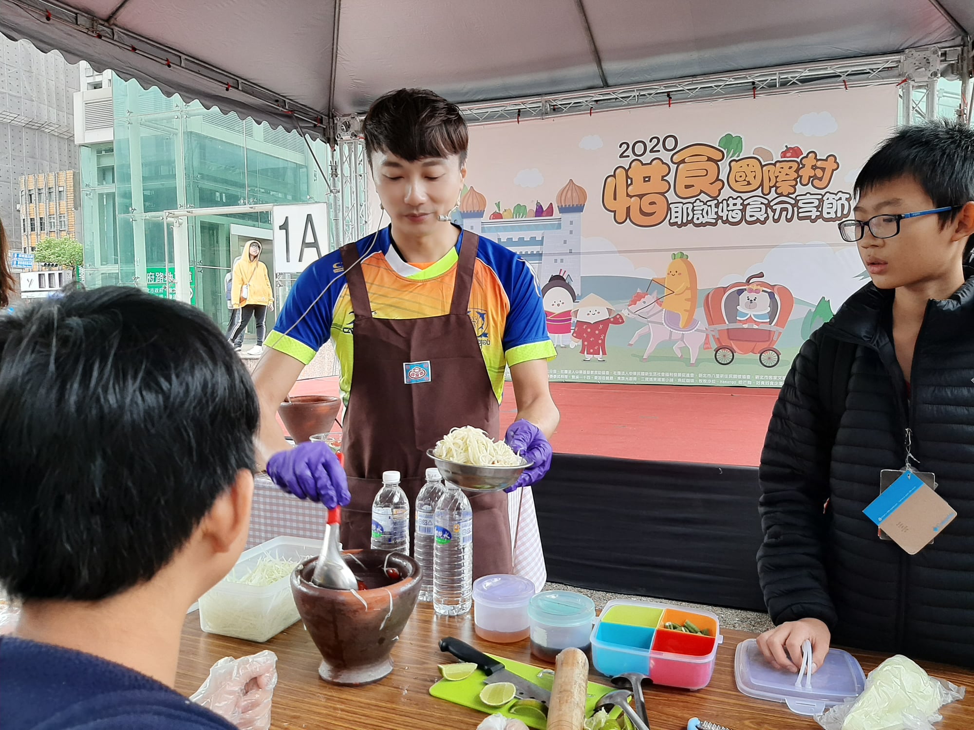 老闆葉佳濬教導製作青木瓜沙拉