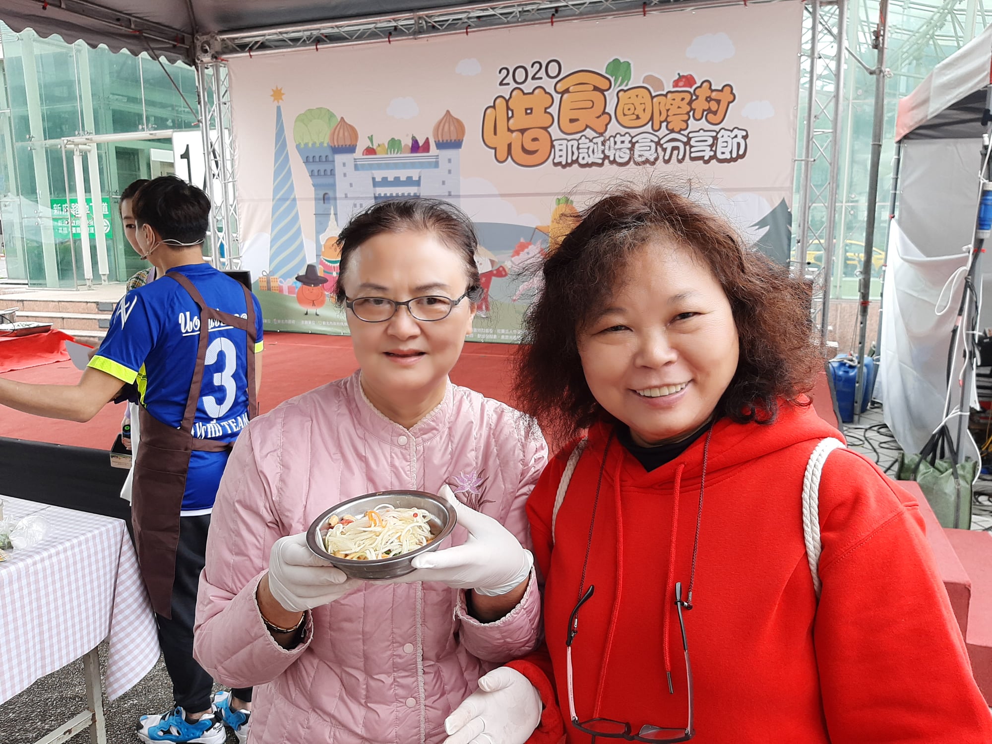 民眾製作青木瓜沙拉