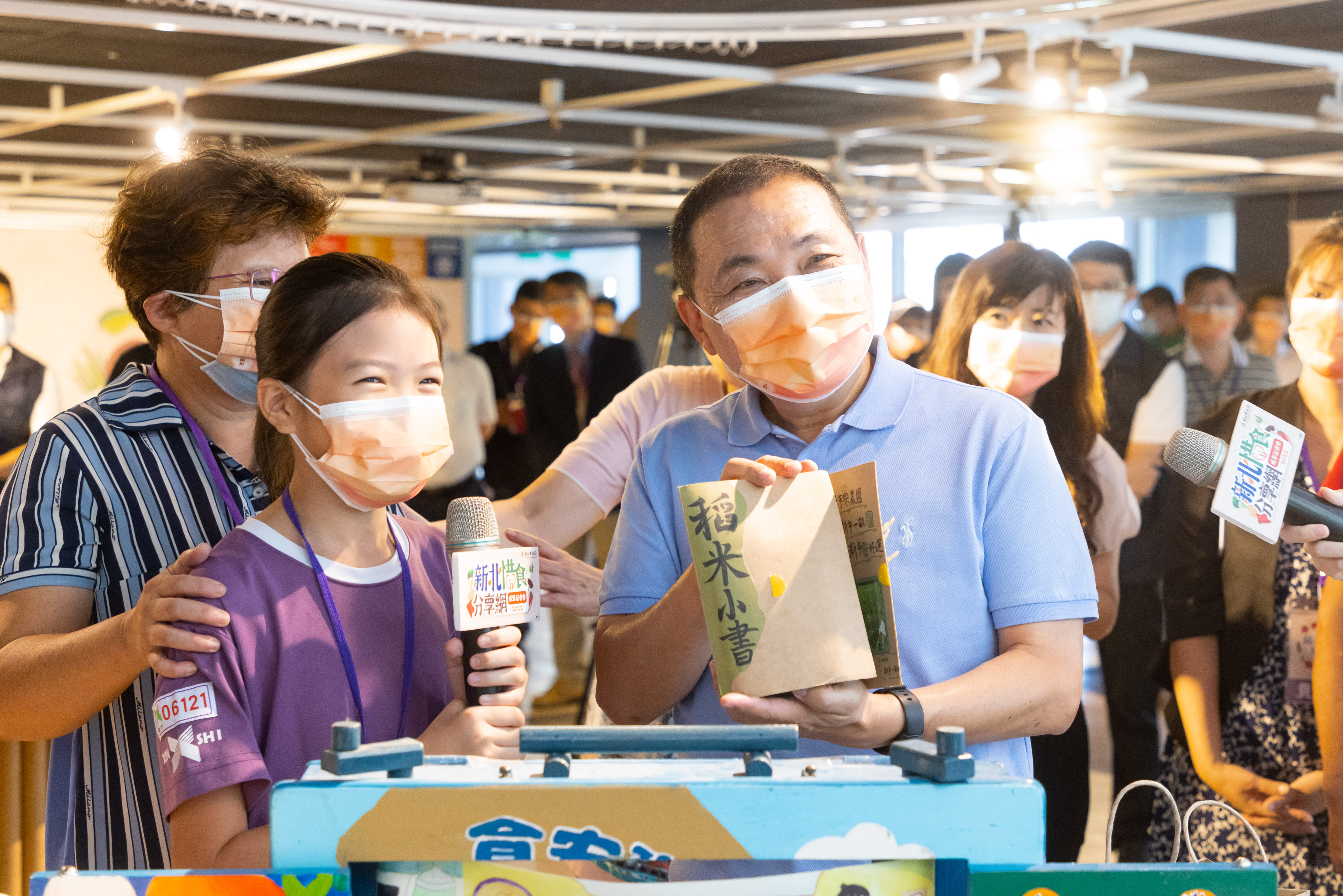 林同學向侯市長分享她在新市國小栽種稻米的過程中所記錄書寫的小書