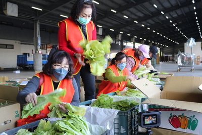 板橋社福中心每周四上午固定安排志工團隊進入果菜市場整理NG蔬果