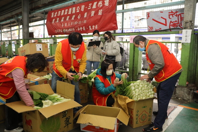 新北果菜運銷公司三重市場是惜食網第一個合作的市場，每周三由三重中心固定安排志工前往整理蔬果